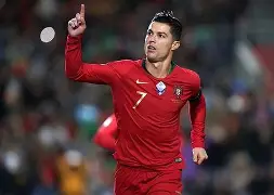 爱游戏注册-足球明星在比赛中呈现出色,球队斩获大胜者